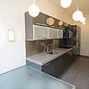 La cuisine (Veneta Cucine) joue la carte du design italien chic.