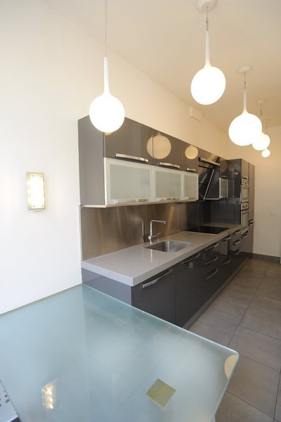 La cuisine (Veneta Cucine) joue la carte du design italien chic.