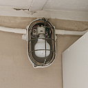 Avant : une applique de cave vieillotte et défectueuse.