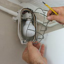 Etape 1 : Enlevez le capot grillagé métallique contenant le globe de verre de l’applique.