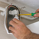 Etape 3 : Démontez le culot fixé par deux vis sur le côté gauche et droit.