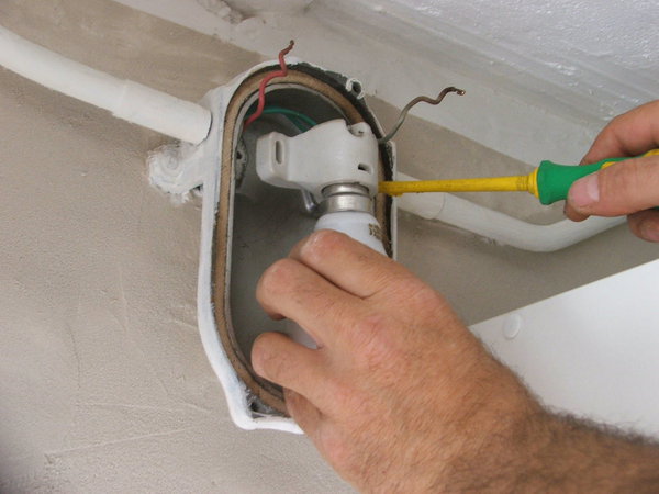 Etape 3 : Démontez le culot fixé par deux vis sur le côté gauche et droit.