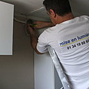 Etape 4 : Terminez le démontage de l’ancienne applique, en dévissant l’ensemble du support fixé au mur.