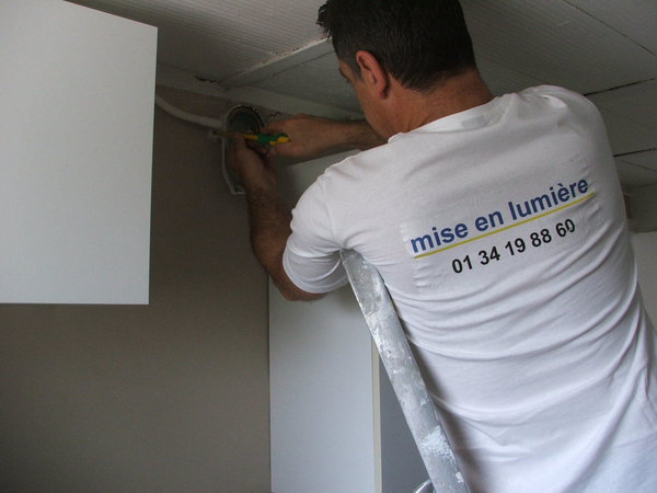 Etape 4 : Terminez le démontage de l’ancienne applique, en dévissant l’ensemble du support fixé au mur.