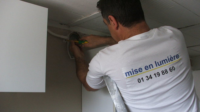 Etape 4 : Terminez le démontage de l’ancienne applique, en dévissant l’ensemble du support fixé au mur.