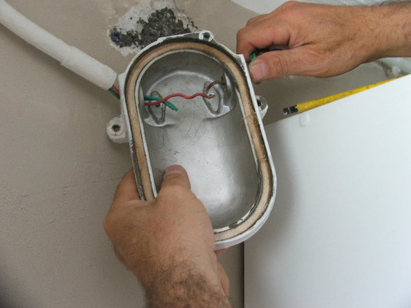 Etape 5 : Retirez les fils de connexion électrique (la phase et le neutre) du support métallique.