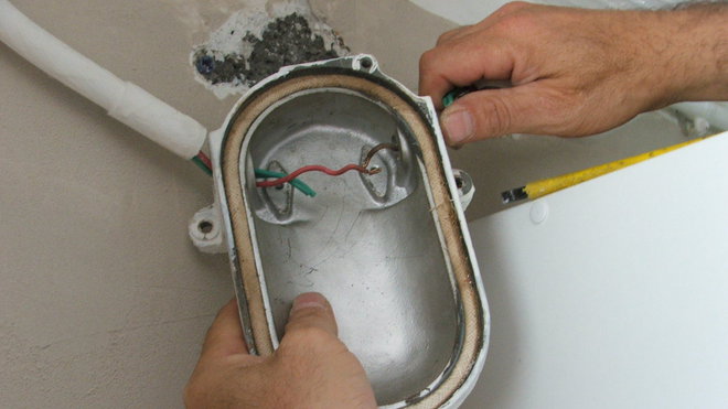 Etape 5 : Retirez les fils de connexion électrique (la phase et le neutre) du support métallique.