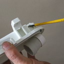 Etape 6 : Préparez la nouvelle applique en retirant les deux capsules sur les côtés gauche et droit, afin de faire passer les fils de connexion électrique.