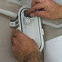 Etape 7 : Positionnez l’applique sur le mur, et faire passer les deux fils (phase et neutre) dans leur logement.