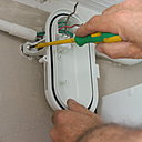 Etape 8 : Fixez le support socle en le vissant sur le mur, sur l’empreinte de l’ancienne applique.