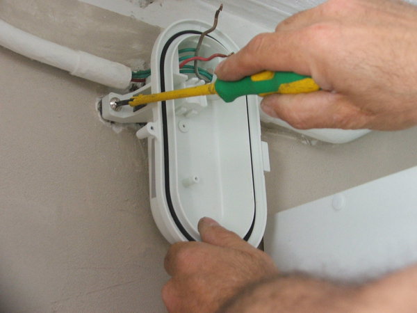 Etape 8 : Fixez le support socle en le vissant sur le mur, sur l’empreinte de l’ancienne applique.