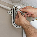 Etape 9 : Installez le culot sur son emplacement de connexion, en l’emboîtant par simple pression.