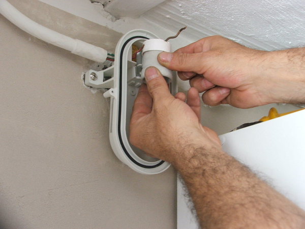 Etape 9 : Installez le culot sur son emplacement de connexion, en l’emboîtant par simple pression.