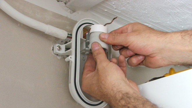 Etape 9 : Installez le culot sur son emplacement de connexion, en l’emboîtant par simple pression.