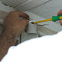 Etape 10 : Faire passer le fil de phase dans sa borne de connexion et la visser fermement.