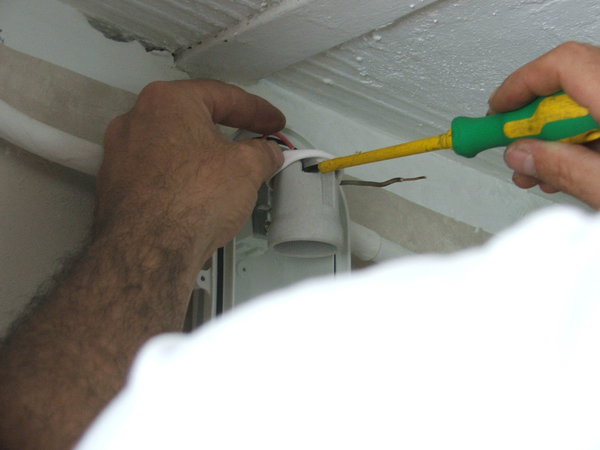 Etape 10 : Faire passer le fil de phase dans sa borne de connexion et la visser fermement.