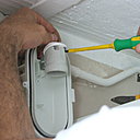 Etape 11 : Même opération de câblage pour le fil de neutre dans le culot de l’applique.