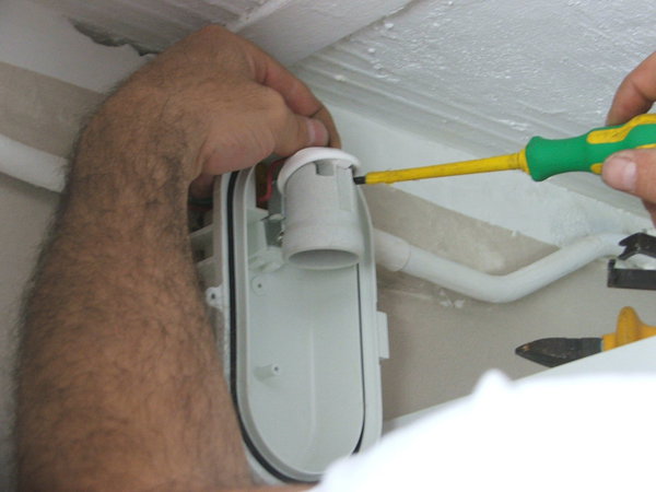 Etape 11 : Même opération de câblage pour le fil de neutre dans le culot de l’applique.