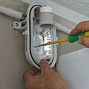 Etape 12 : Placez et vissez le panneau réfléchissant de l’applique.