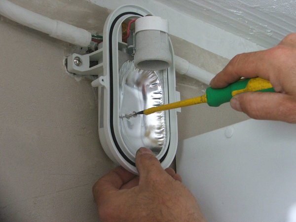 Etape 12 : Placez et vissez le panneau réfléchissant de l’applique.