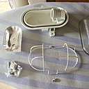 Présentation générale : Support de l’applique avec culot à visser, globe de verre bombé, grille de fixation, panneau réfléchissant, jeux de vis de fixation.