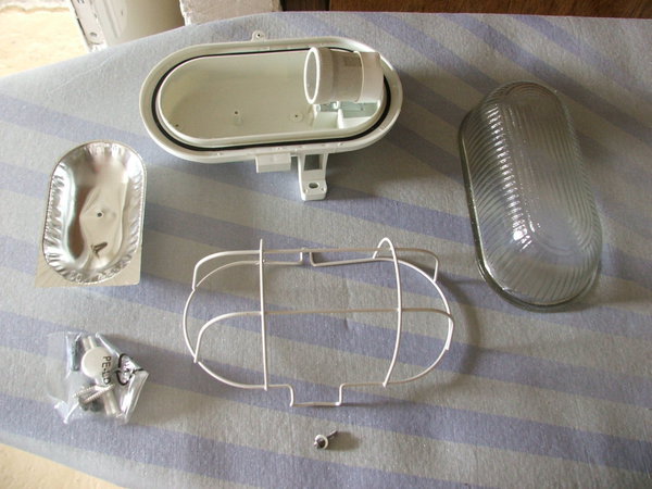 Présentation générale : Support de l’applique avec culot à visser, globe de verre bombé, grille de fixation, panneau réfléchissant, jeux de vis de fixation.