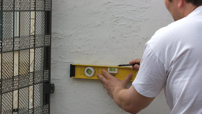 Etape 3 : A l’aide d’un niveau à bulle et afin d’obtenir une bonne horizontalité, prolongez le trait de part en part du mur. Utilisez un crayon à papier sec (2H).