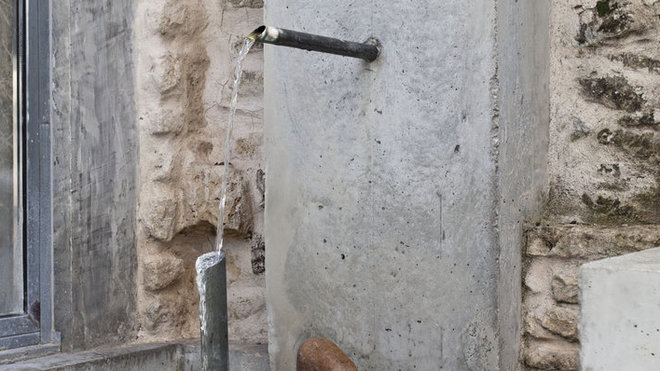 Une fontaine avec bac en béton a été créée  pour retrouver l’ambiance des fermes d’autrefois.