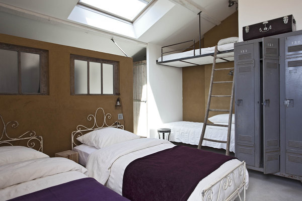 Les murs de la 3ème  chambre, plutôt sont réchauffés par un enduit de terre et sable qui rappelle la matière de la cloison de la pièce principale. Les vestiaires d’usine ont été chinés.