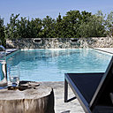 La piscine est animée par un mur en pierre percé de deux cascades d’eau.