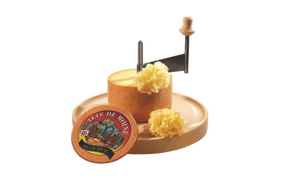 La Tête de Moine est un petit fromage au lait de vache cru et entier, fabriqué pour la première fois il y a plus de huit siècles, par les moines de l’Abbaye de Bellelay, dans le Jura bernois. Ce fromage se consomme sous la forme de rosettes obtenues grâce à une girolle.