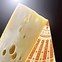 Saviez-vous qu’il faut 1100 litres de lait pour fabriquer une meule de 90 kg d’Emmentaler AOC Suisse ? Après un affinage de 4 mois minimum, dont un mois à 20° pour permettre la formation des trous, autrement appelés des « yeux » ; la meule peut atteindre 27 centimètres de hauteur et 85 centimètres de diamètre !