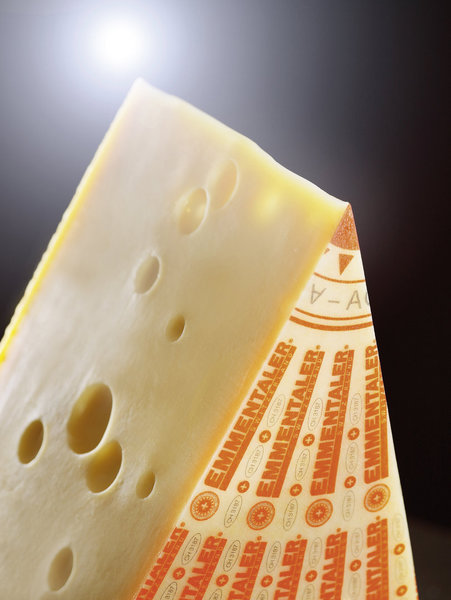 Saviez-vous qu’il faut 1100 litres de lait pour fabriquer une meule de 90 kg d’Emmentaler AOC Suisse ? Après un affinage de 4 mois minimum, dont un mois à 20° pour permettre la formation des trous, autrement appelés des « yeux » ; la meule peut atteindre 27 centimètres de hauteur et 85 centimètres de diamètre !