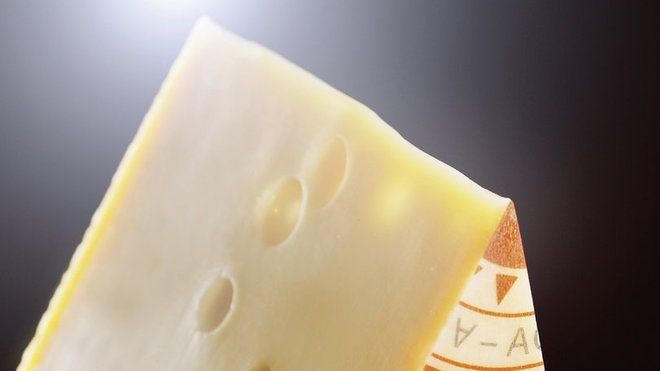 Saviez-vous qu’il faut 1100 litres de lait pour fabriquer une meule de 90 kg d’Emmentaler AOC Suisse ? Après un affinage de 4 mois minimum, dont un mois à 20° pour permettre la formation des trous, autrement appelés des « yeux » ; la meule peut atteindre 27 centimètres de hauteur et 85 centimètres de diamètre !