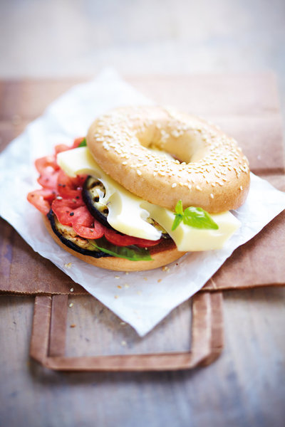 Le bagel se décline selon votre imagination et vos envies. Laissez-vous tenter par le bagel à l’Emmentaler AOC Suisse, des saveurs florales et une note de noisette qui vous transporteront dans les montagnes helvètes.