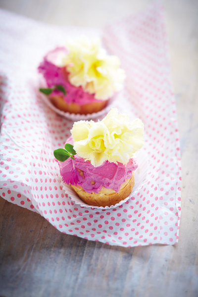 Habillez vos cupcakes de délicates rosettes de Tête de Moine, un fromage très réputé dès le XIIème siècle, offert en cadeau aux princes - évêques de Bâle. Colorés et poétiques, ces cupcakes salés à la viande des Grisons, et au glaçage à la betterave, sauront surprendre vos invités.
