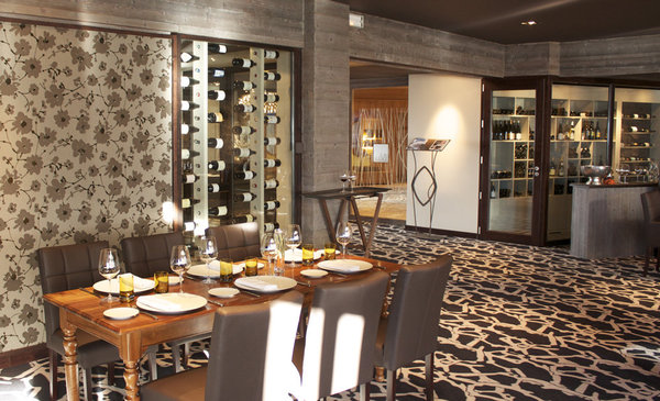 Dans la salle du restaurant L'Oxalys, une partie de la cave s'expose !!