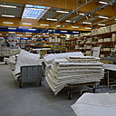 La phase de matelassage des coutils pour donner élégance et confort aux matelas.