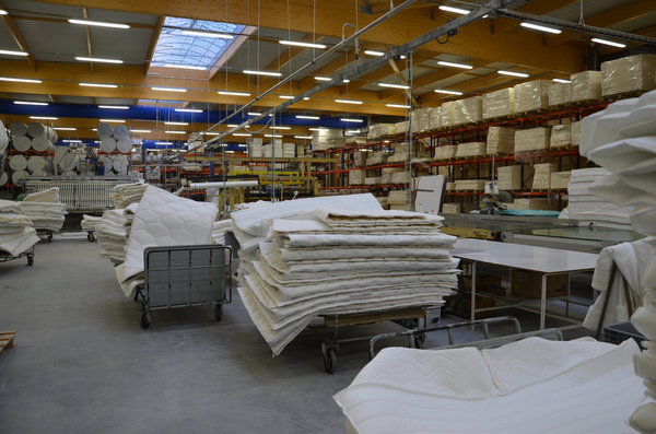 La phase de matelassage des coutils pour donner élégance et confort aux matelas.