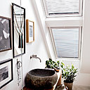 Les stores vénitiens garantissent une parfaite intimité dans votre salle de bains, un lieu de bien-être et de relaxation.