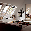 Espace de convivialité et de tranquillité, le salon est la pièce centrale d’une maison, d’où l’importance qu’il soit bien éclairé. Saine pour le corps et l’esprit, favorisez l’entrée de la lumière naturelle en multipliant l’installation de fenêtres Velux lors de l'aménagement de vos combles.