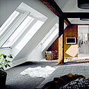 Si vous aménagez des combles, installer de grandes fenêtres permettra d’y laisser pénétrer une lumière naturelle de qualité, afin de transformer la pièce en un nouveau lieu de vie, tout aussi agréable que le reste de la maison.