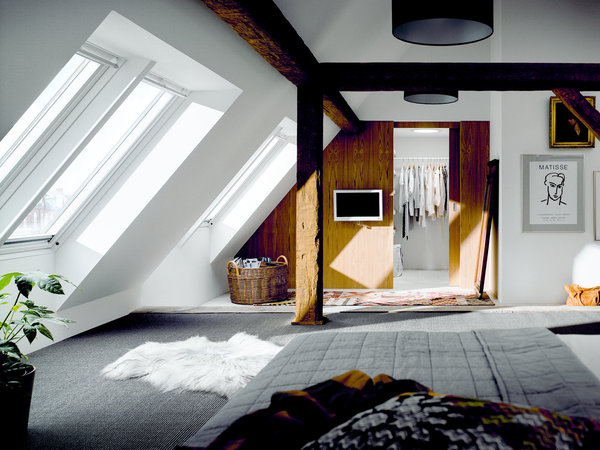 Si vous aménagez des combles, installer de grandes fenêtres permettra d’y laisser pénétrer une lumière naturelle de qualité, afin de transformer la pièce en un nouveau lieu de vie, tout aussi agréable que le reste de la maison.