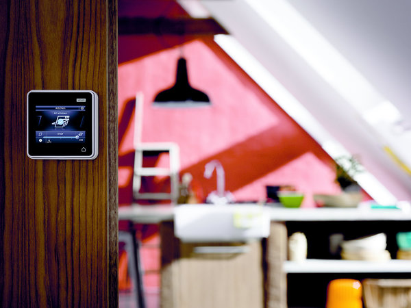 En plus du confort thermique, Velux a pensé au confort d’utilisation. Les fenêtres motorisées Intégra proposent ainsi 8 scenarii préenregistrés, dont la mise en route est gérée par une télécommande tactile intuitive, pour une gestion pratique et intelligente du quotidien !