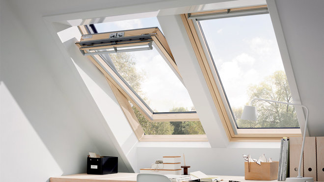 Elaborée avec le studio Jacob Jensen Design, la nouvelle poignée ergonomique des fenêtres Velux est recourbée, favorisant ainsi sa prise en main et accompagnant le mouvement.