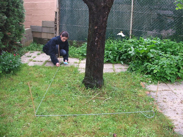 Etape 1 : DÉLIMITER : A l’aide d’un cordeau, délimitez la zone à ensemencer (cette étape est indispensable pour calculer la bonne densité à semer).