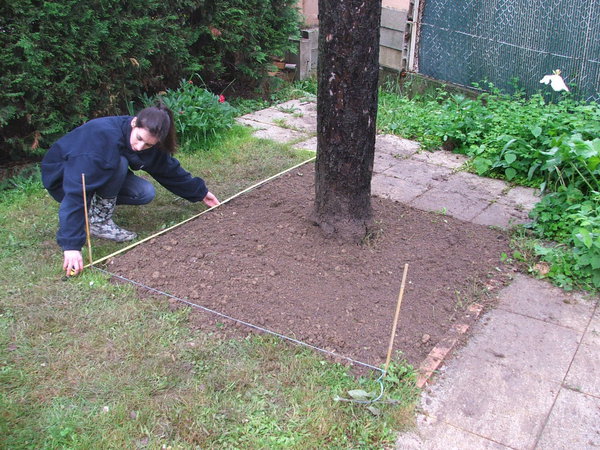 Etape 5 : MESURER : Mesurez avec précision la surface pour déterminer la quantité exacte de graines à semer.