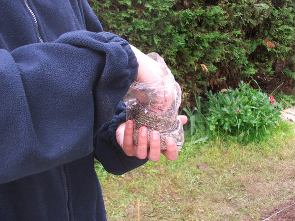Etape 6 : Mélanger : Mélangez le contenu du sac, afin d’obtenir un mélange homogène entre les cosses et les graines