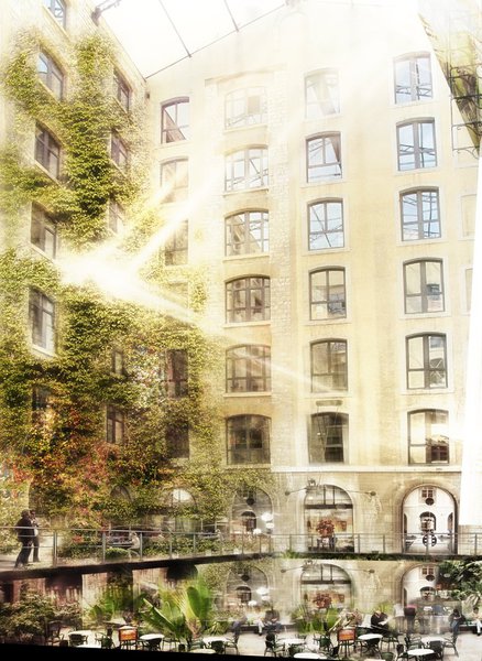 Autour de la transformation des Docks de Marseille, c’est toute la ville qui est en pleine mutation. Une place importante a été accordée au bien-être des habitants, qui passe par l’installation de nombreux espaces verts. Dans cette cour intérieure, un mur végétal attire le regard des promeneurs.