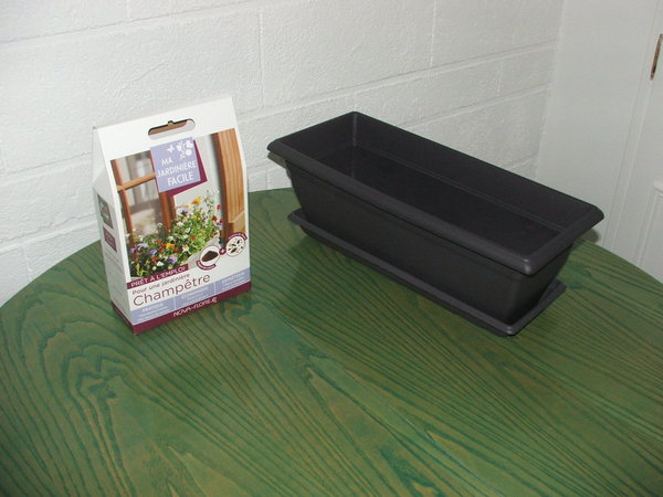 Une jardinière et un sac de semis prêt à l'emploi: il ne reste plus qu'à suivre les 8 étapes du pas à pas, arroser et attendre que ça pousse !